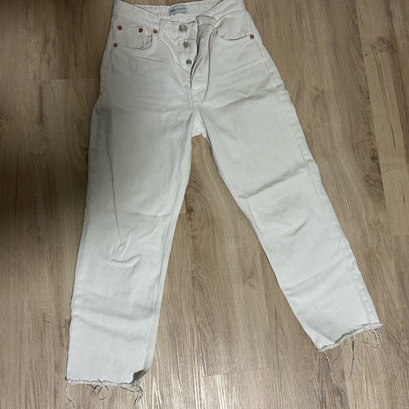 Zara Cropped Raw Edge White Jeans - Picture 3 of 5